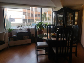 En Departamento comparto Comada y acogedora habitación en ambiente familiar